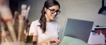 fille lunette etudie comment devenir major de promo